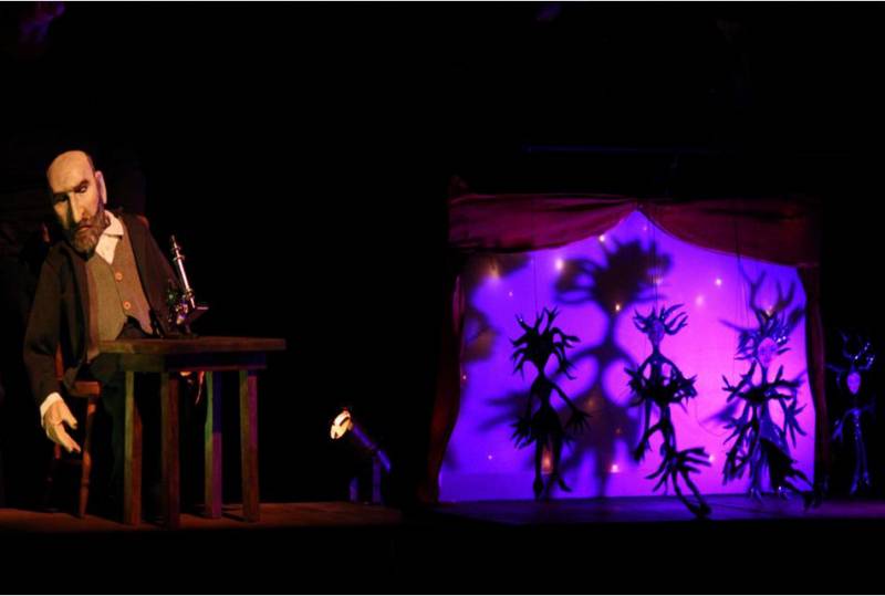 Escena de la obra teatral con títeres Cajal, el rey de los nervios 