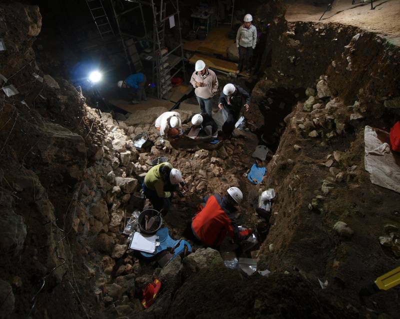 Investigadores analizan los restos en la cueva de Portalón en Atapuerca. / Javier Trueba