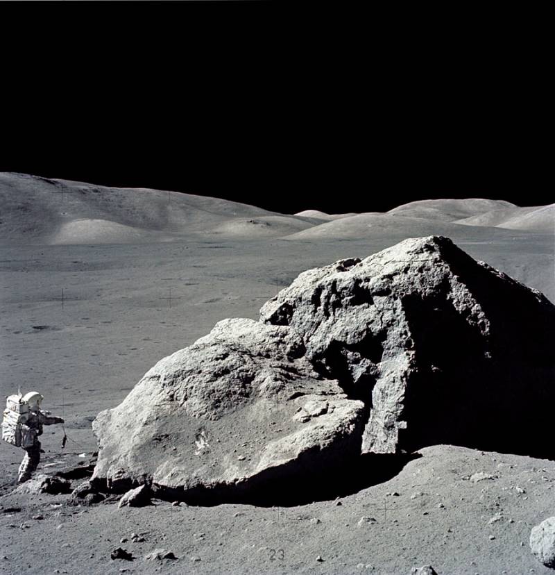 Astronauta Harrison Schmitt junto a una gran roca en la misión Apollo17. 