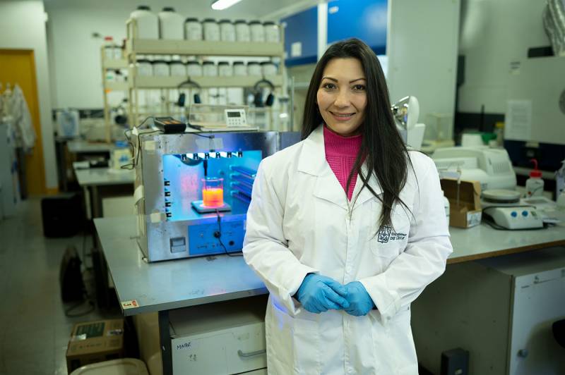 La nanotecnóloga Maibelin Rosales en el laboratorio de sustentabilidad ambiental de la Universidad de Chile