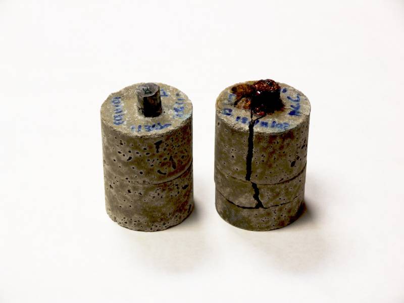 Dos muestras de hormigón con acero duplex (izq.) y acero al carbono (dcha.) tras cinco años de exposición al 90 por ciento de humedad