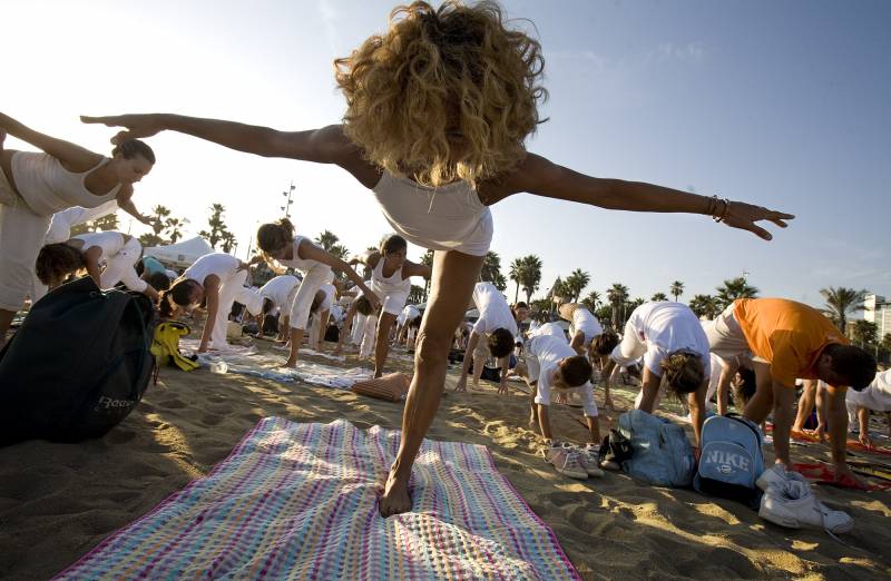El yoga puede ser un ejercicio útil para prevenir caídas en mujeres mayores