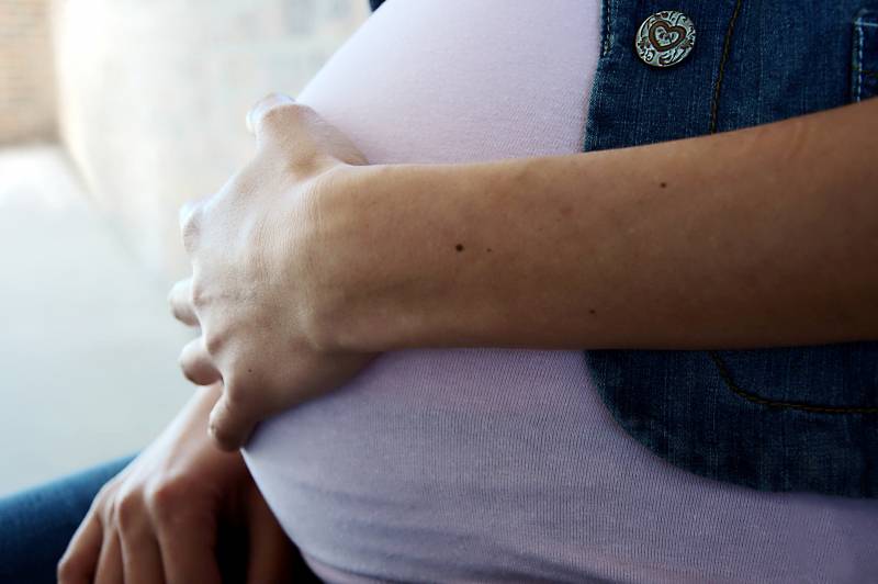 Cuando las mujeres embarazadas asimilan cantidades adecuadas de energía, sus hijos tienen un peso normal al nacer. Imagen: Cscott2006. 