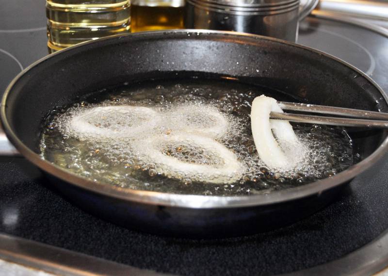 A temperatura de fritura el aceite de girasol genera más compuestos nocivos que el de oliva. Imagen: SINC.