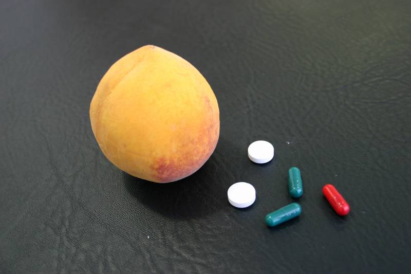 La proteína Pru p 3 está presente en frutas como el melocotón o la manzana y su capacidad alergénica se mantiene incluso en zumos. Imagen: VHIR  