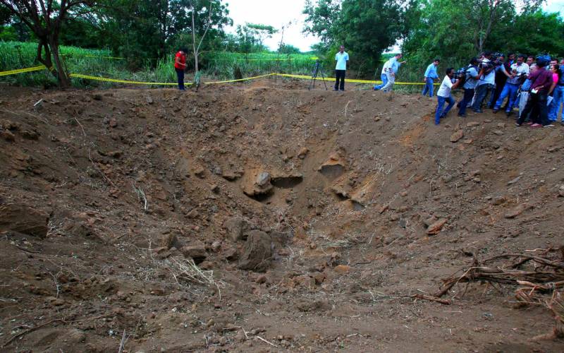 Cráter tras el impacto de un meteorito la noche del sábado en una zona despoblada en Managua (Nicaragua). / Efe