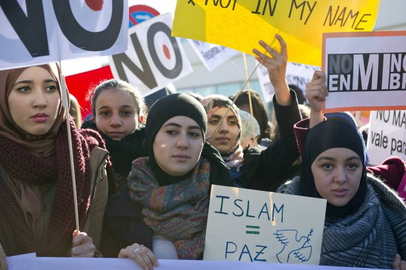 Manifestación de musulmanes frente a la Estación de Atocha en Madrid en contra de los ataques producidos en París la semana pasada que se han cobrado la vida de 17 personas. / EFE