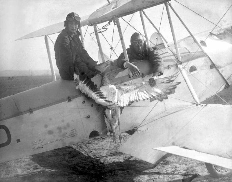 María Bernaldo de Quirós (izquierda), primera aviadora española, muestra una avutarda muerta durante un vuelo junto a su instructor, Díaz de Lecea, en el aeródromo de Getafe (1929). / EFE