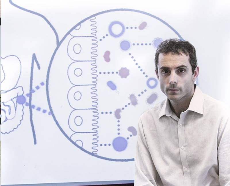 Bernat Ollé estudia el microbioma para diseñar medicamentos a base de microbios vivos. / David Brazier