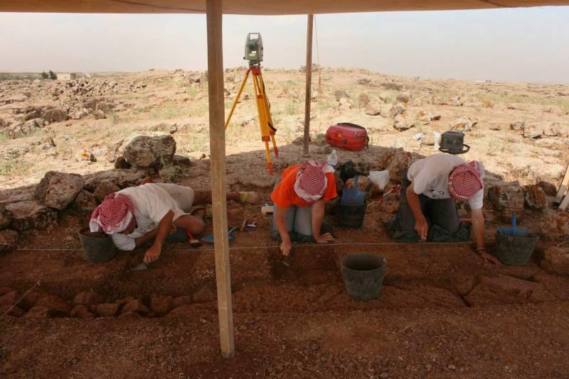 Trabajos de excavación en Qarassa3 (Sweida, sur de Siria), el poblado de hace 13.000 años de los últimos cazadores-recolectores. Imagen: CSIC.