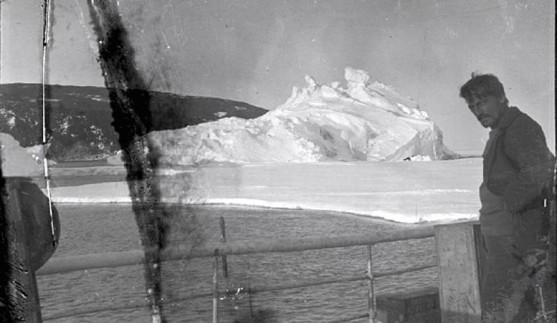 El capitán Alexander Stevens en la cubierta del Aurora. / Antarctic Heritage Trust