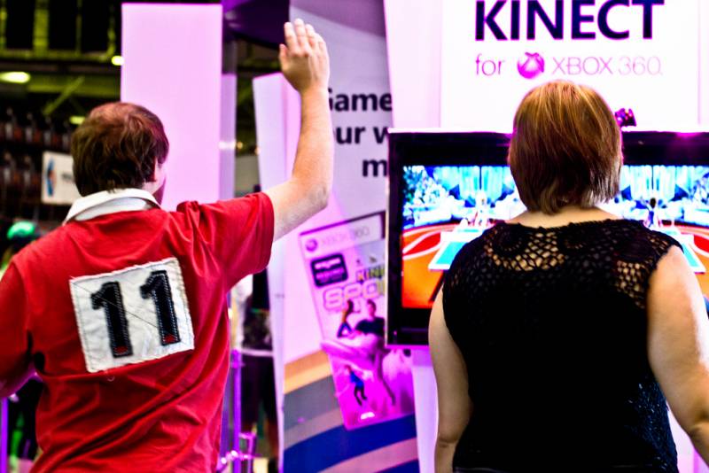 Público jugando a la videoconsola kinect. Imagen: Axel Bührmann
