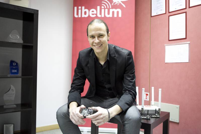 David Gascón, cofundador de Libelium, con algunos de los sensores Waspmote utilizados en el nuevo kit. / Libelium