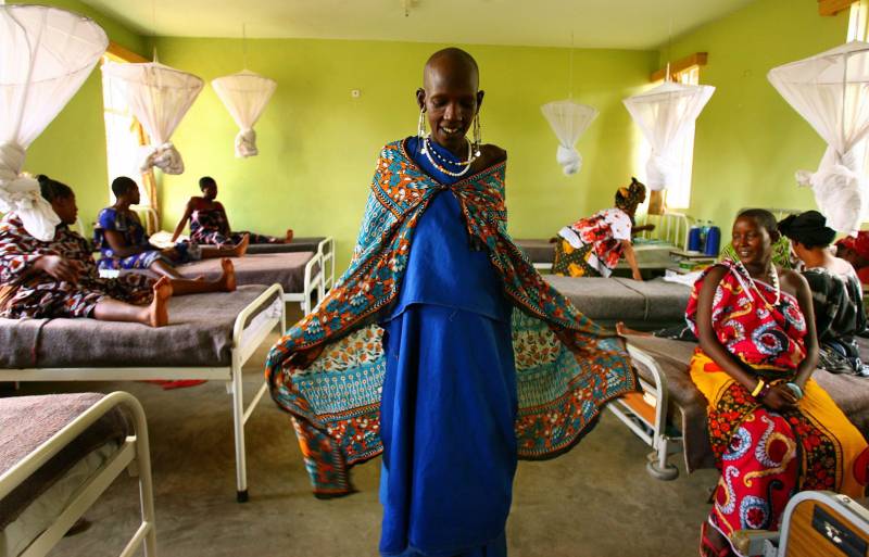 Mujer másai embarazada camina por la maternidad del Hospital Arumeru, cerca de Arusha, Tanzania/EFE