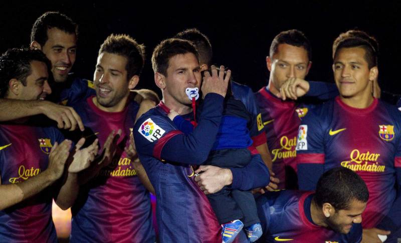  El argentino del F.C.Barcelona Leo Messi, con su hijo celebra la consecución del campeonato de Liga 2012-201. / Efe