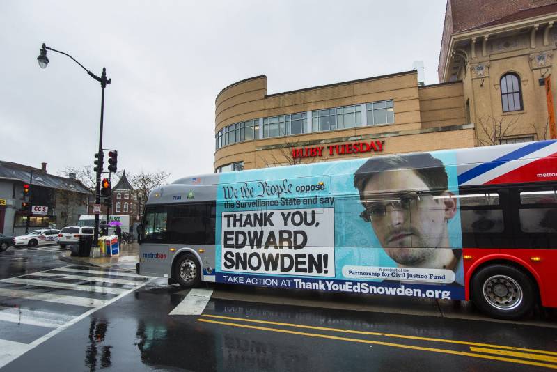 Un autobús con una publicidad agradeciendo al filtrador la Agencia Nacional de Seguridad (NSA), Edward Snowden, recorre una calle en el centro de Washington (EE UU).