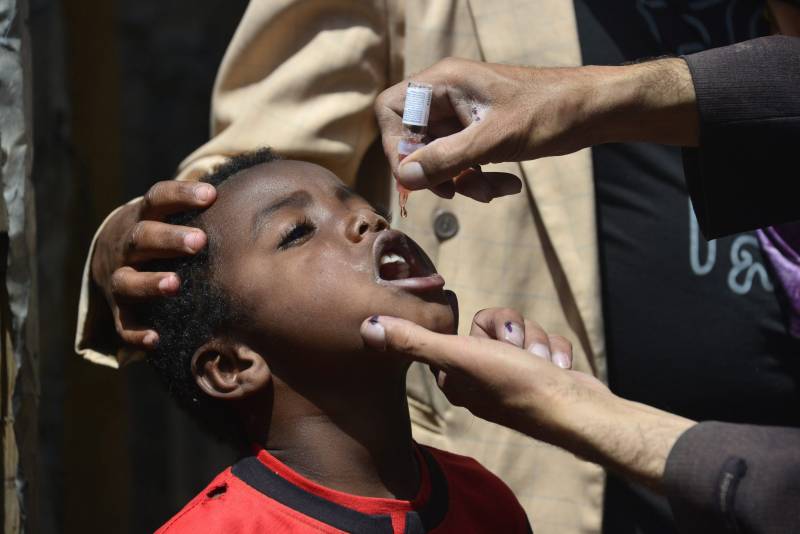 Un niño yemení que recibe la vacuna de polio durante una campaña en Saná (Yemen). / Efe