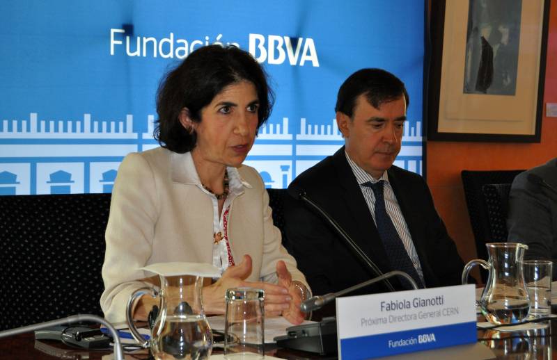 Fabiola Gianotti, próxima directora general del CERN, junto a Rafael Pardo, director de la Fundación BBVA. / SINC
