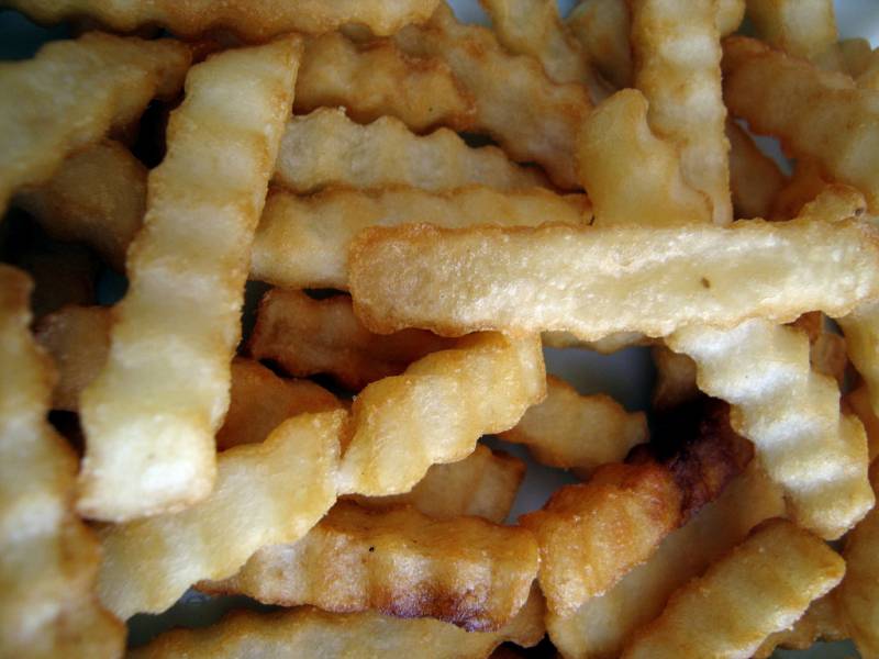 En 2009, el contenido total de grasa trans en las patatas fritas y nuggets cayó en todos los países europeos estudiados. Imagen: c3lsius_bb.  