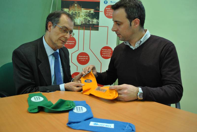 Feliu Marsal, del Centro de Innovación Tecnológica y Óscar Delmau, de Sutran I+D, muestran los nuevos calcetines. Imagen: UPC.