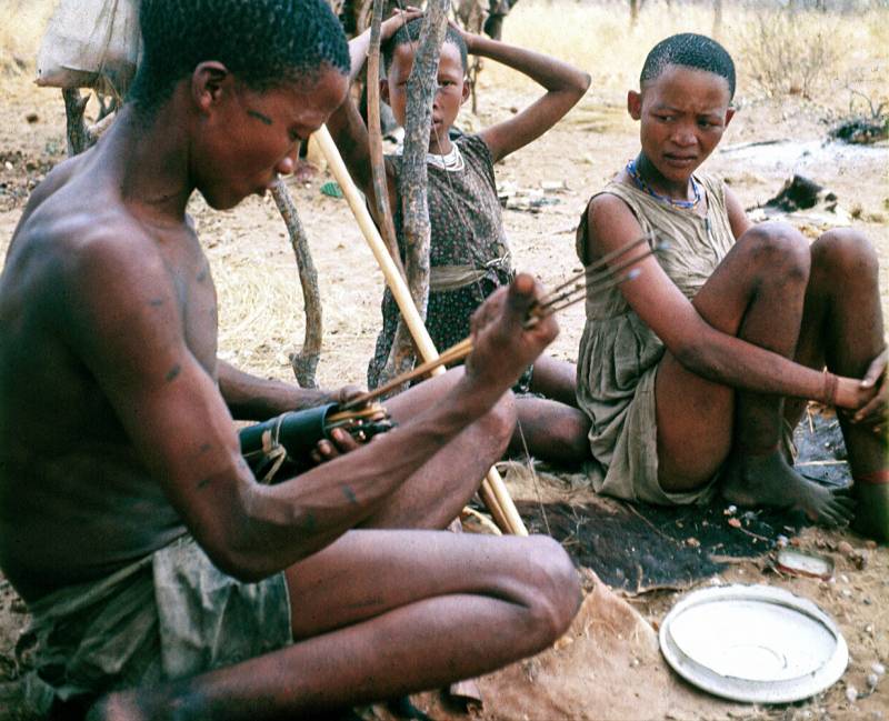 Bosquimanos ǃKung del Kalahari que han sido objeto de la investigación antropológica. / Polly Wiessner