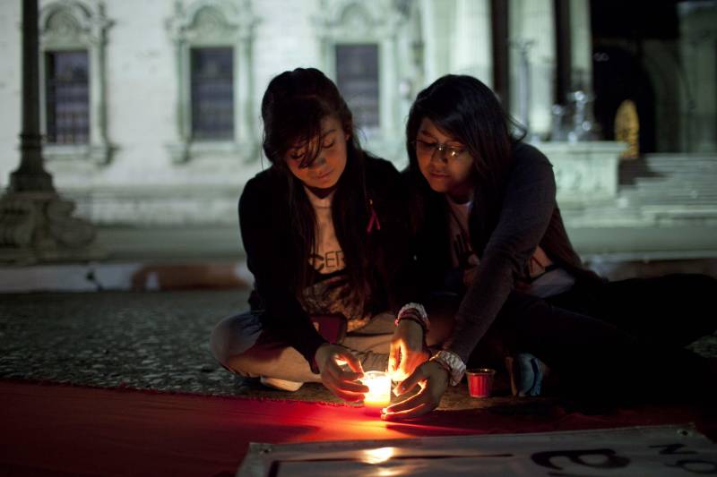 Dos mujeres participan en un acto para conmemorar el día internacional de la lucha contra el sida en Guatemala. / EFE