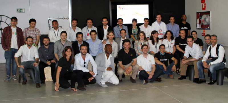 Integrantes de la primera promoción de 'start-ups' de Wayra Madrid y directivos de la academia. Imagen: Telefónica.  