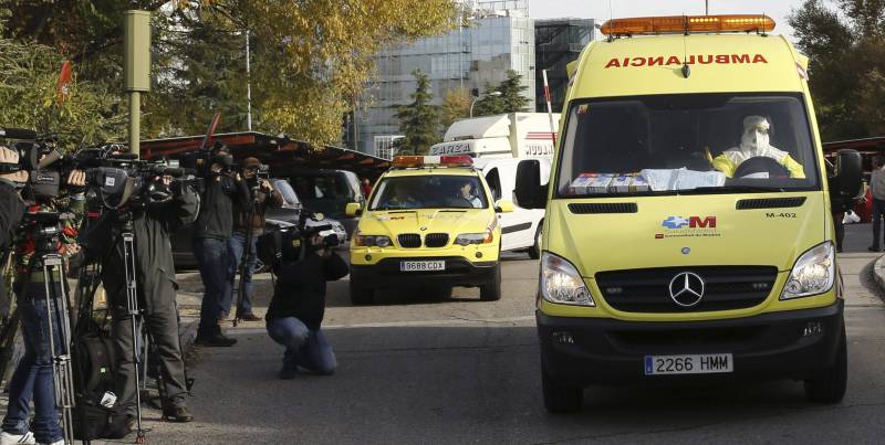 En la imagen, la ambulancia que ha trasladado a la médico cooperante española. / Efe