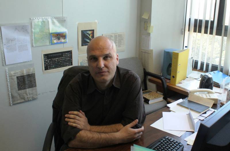 Luis Sarro, en su despacho de la Escuela Técnica Superior de Ingeniería Informática de la UNED.