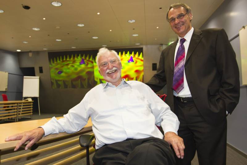 Los científicos de IBM y premios Nobel Heinrich Rohrer y Gerd Binnig en la inauguración de centro. / IBM