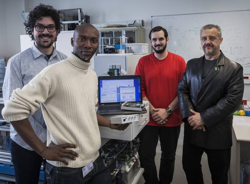 Luis Romeral, a la derecha, con su equipo en el MCIA Innovation Electronics de CIT UPC. / Ramón Fornel