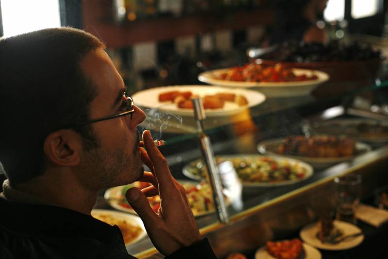 El estudio cuestiona la ley que prohíbe fumar en los locales de hostelería.