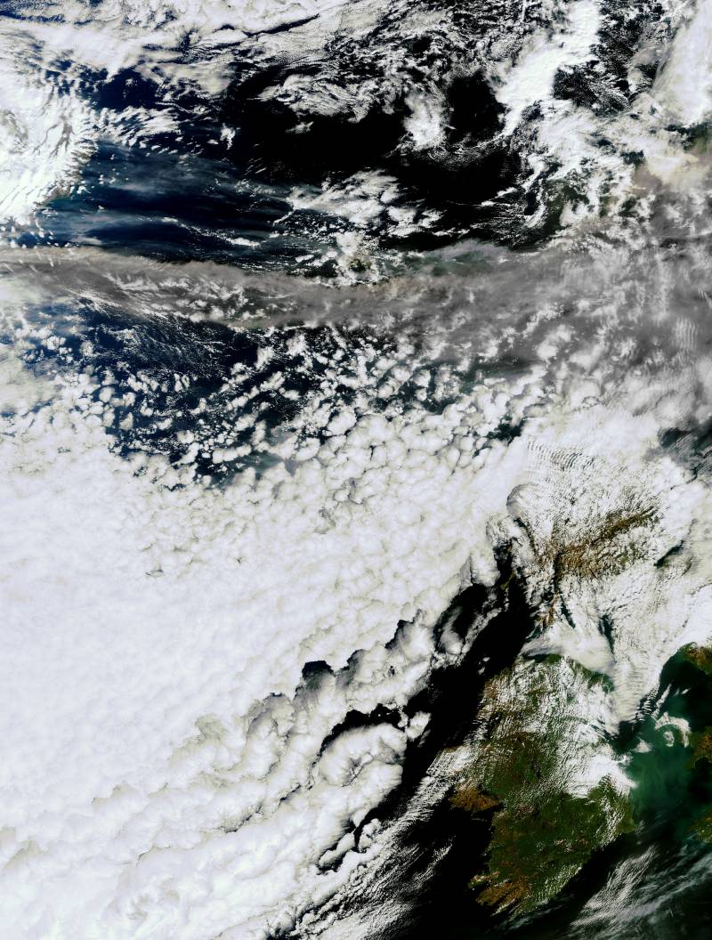 Nueva imagen por satélite de la nube de cenizas volcánicas de Islandia