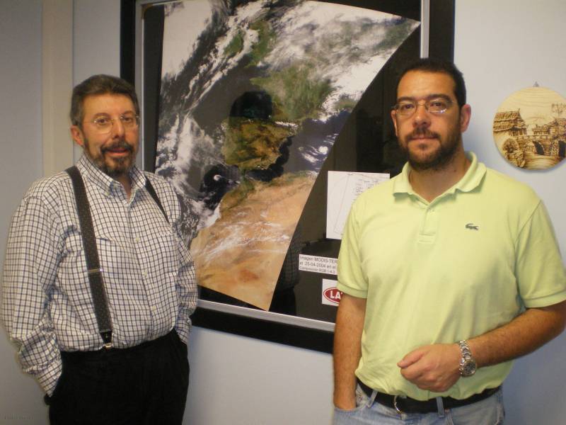 El director del Laboratorio de Teledetección, José Luis Casanova, junto a uno de los investigadores del centro, Abel Calle.