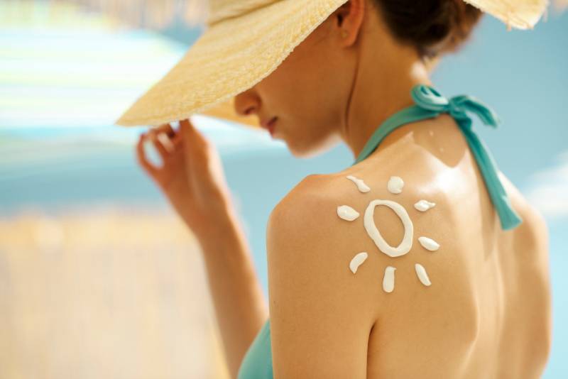 Exponerse al sol sin estas cremas envejece la piel