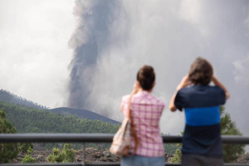 Dos personas observan la erupción de La Palma desde el municipio de El Paso