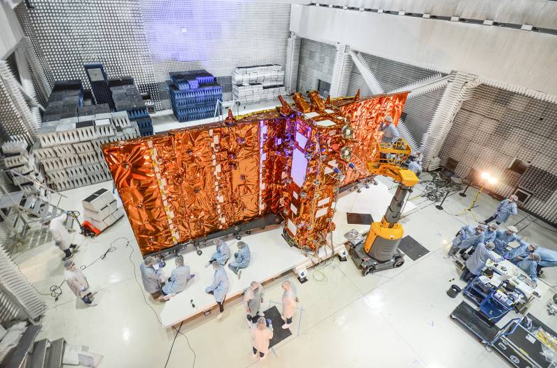 El satélite SAOCOM 1A en la sala de integración