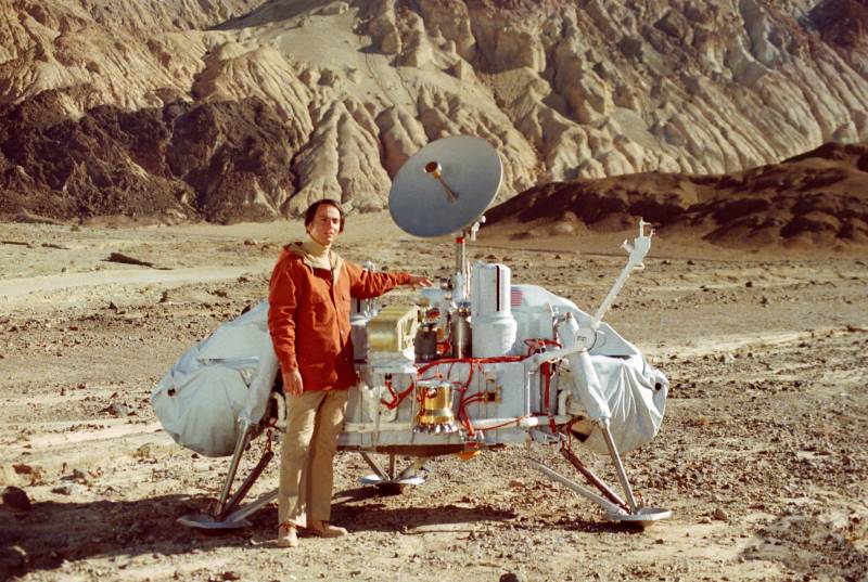 Carl Sagan con un modelo del Viking lander.