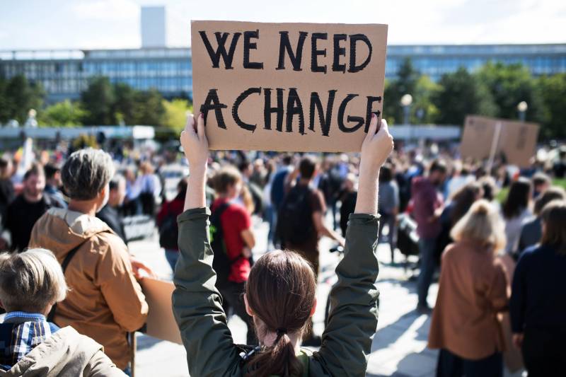 Varias personas en una manifestación piden nuevas medidas para frenar el cambio climático