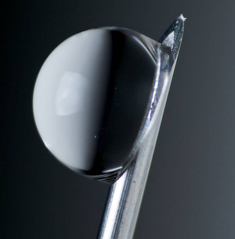 Imagen de una gota en la punta de una jeringuilla