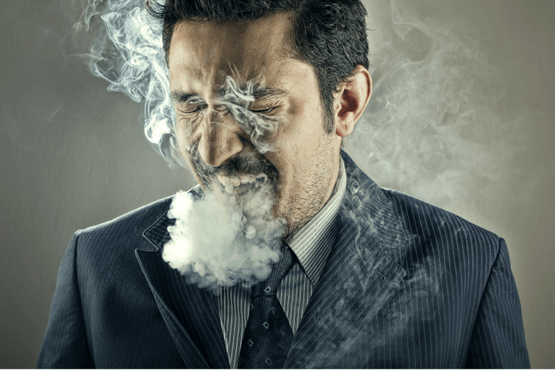 hombre fumando y tosiendo