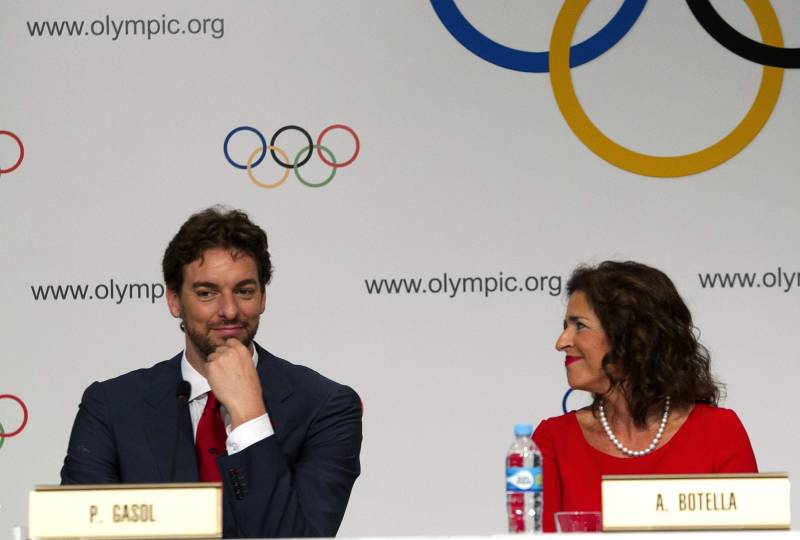 Pau Gasol y Ana Botella en la presentación de la candidatura olímpica de Madrid. / Efe