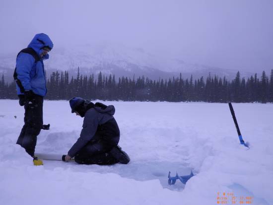 Mikkel W. Pedersen y un compañero preparando la extracción de muestras de los sedimentos del lago / Mikkel Winther Pedersen