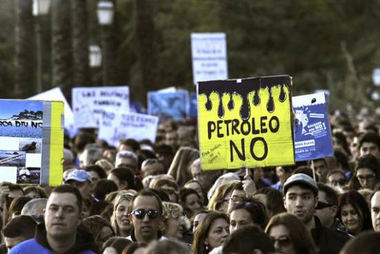 Manifestación en Palma de Mallorca contra la realización de sondeos y prospecciones petrolíferas en el mar balear que ha sido convocada por "Mallorca diu No" y "Marea Azul". / EFE.