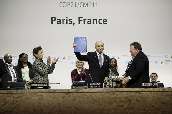 Laurent Fabius, presidente de la COP21 muestra el primer borrador del acuerdo. / UNFCC