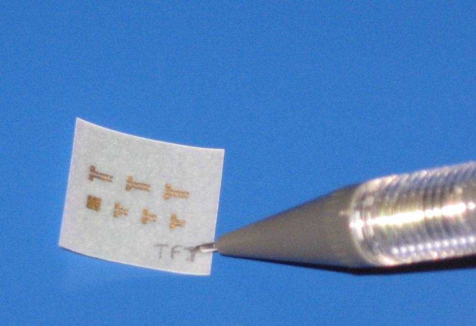 Los primeros transistores de película delgada de papel 'inter-estrato'.