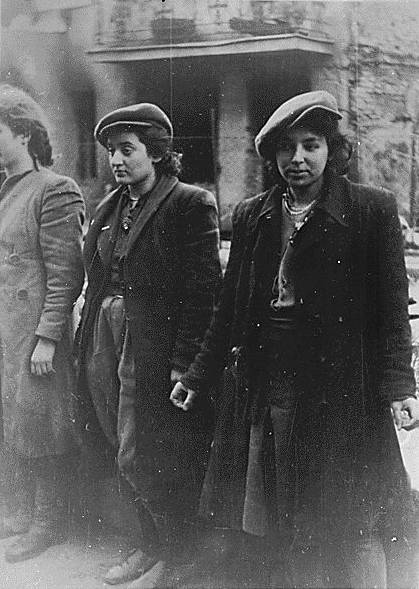Mujeres prisioneras, durante la destrucción del gueto de Varsovia (Polonia) en 1943