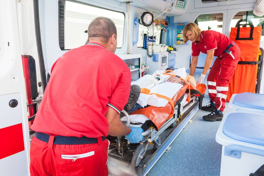Paciente infartado trasladado en ambulancia. / Fotolia