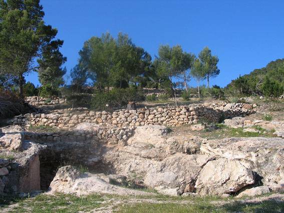 Tumba fenicia en Cala D'Hort (Ibiza). Foto: Paul Hermans (Wikicommons).