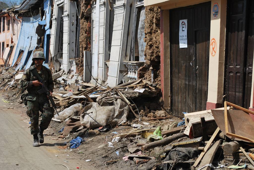 Un militar pasea entre escombros después del terremoto que azotó Chile en el año 2010. /  Diariodeflo